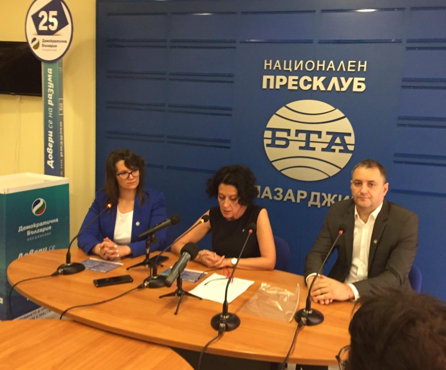 Антоанета Цонева и кандидатите на ”Демократична България” в 13 МИР Пазарджик с кампания  ”очи в очи” в градове и села
